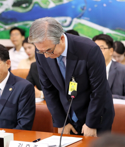 김효준 BMW코리아 대표이사 회장이 28일 국회에서 열린 국토교통위원회 전체회의 BMW차량 화재관련 공청회에서 고개숙여 사과하고 있다. /연합뉴스